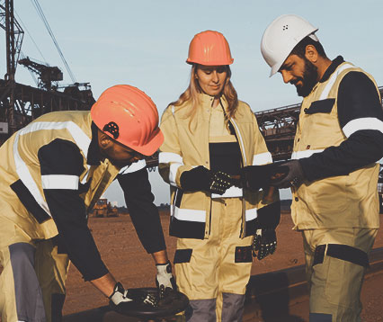 Equipo con cascos y ropa de alta visibilidad